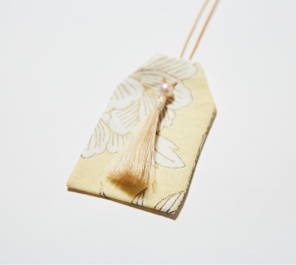伊勢の白玉幣(牡丹と蝶 金と淡黄色)
