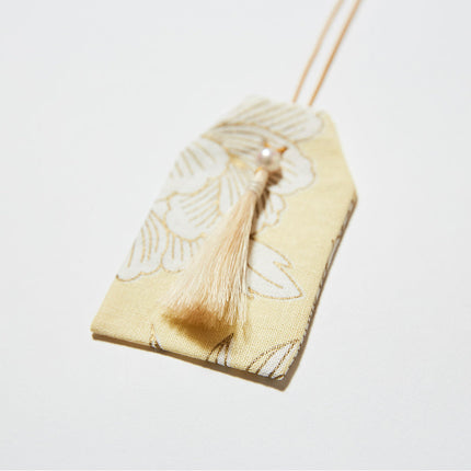 伊勢の白玉幣（牡丹と蝶　金と淡黄色）