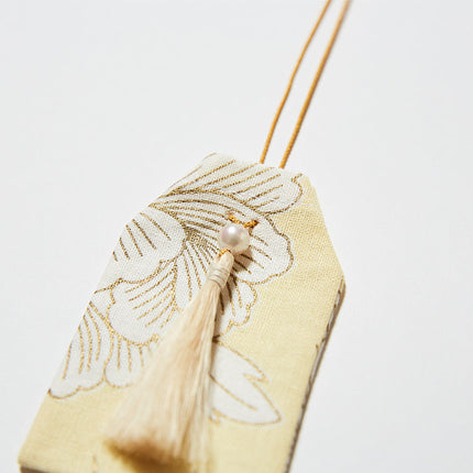 伊勢の白玉幣（牡丹と蝶　金と淡黄色）