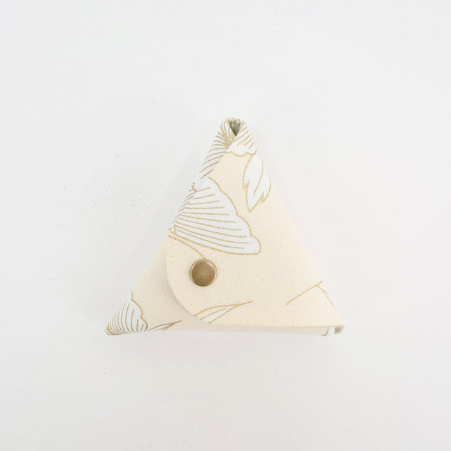 イセノモン　小銭入れ 　牡丹と蝶　金と淡黄色